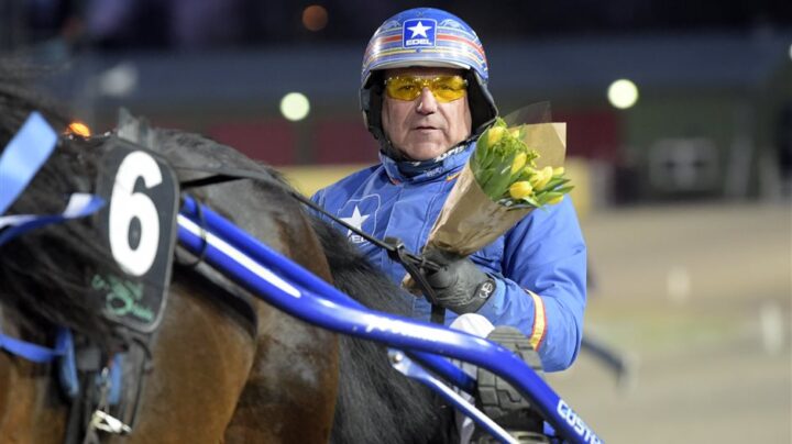 jan-olov-persson-med-blommor-bakom-demex