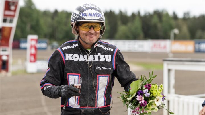 ulf-ohlsson-med-blommor-och-bubbel