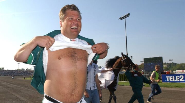 stefan-hultman-visar-magen-efter-elitloppssseger-lj