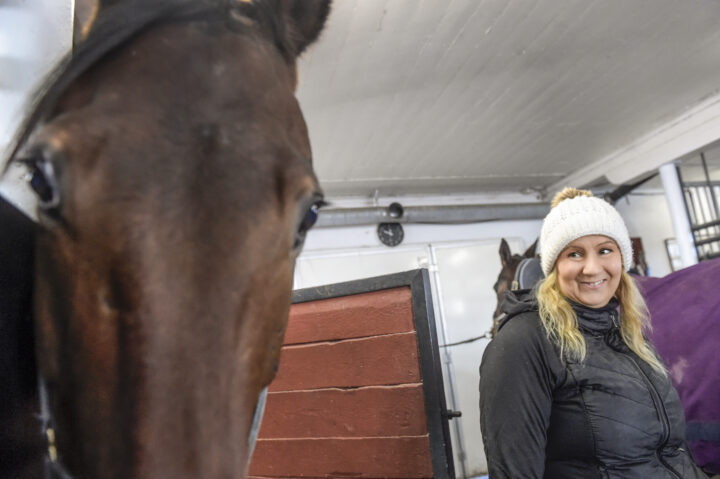 Emma-Sara Sjöberg och Red Hot Roadster i stallet 3.jpg