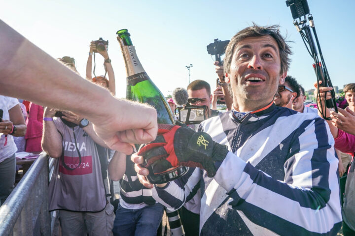 Eric Raffain firar med publiken efter segern i Elitloppet  -0872