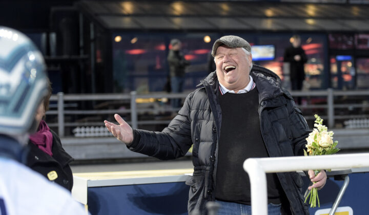 Roger Walmann skrattar i vinnarcirkeln.jpg