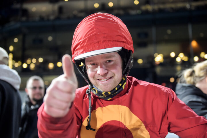 Marcus Schön tummen upp efter seger.jpg