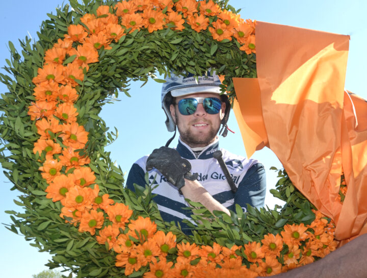 Magnus A Djuse genom lagerkrans efter segern med Arding.jpg