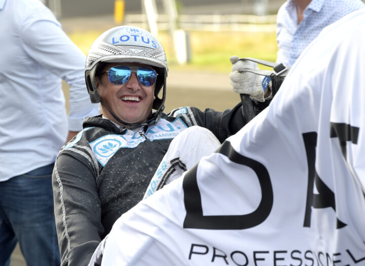 Robert Bergh glad i segerdefilering.jpg