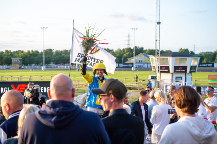 Carl Johan Jepson blir hyllad efter segern i sprintermästaren.j