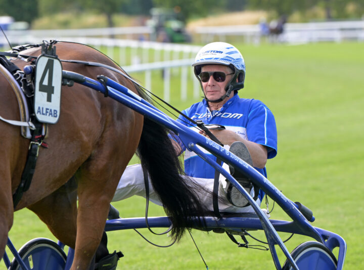 Jorma Kontio i sulky.jpg