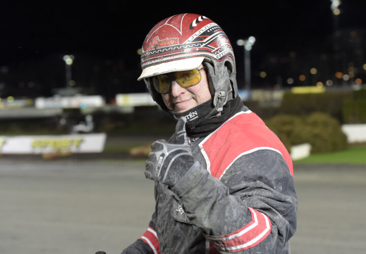 Micael Stjernström tummen upp.jpg