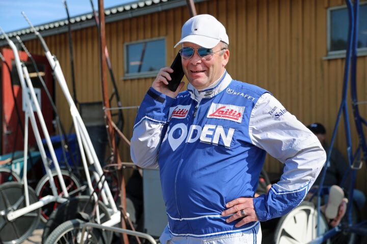 Petri Salmela på stallbacken_1.jpg