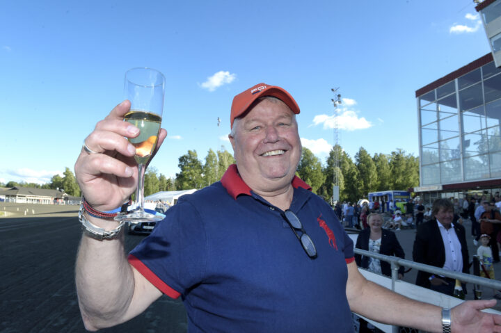 Roger Walmann glad efter E3-segern.jpg