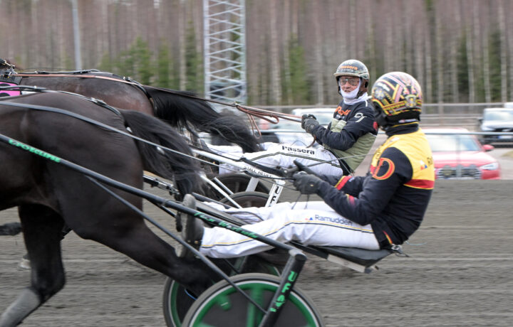 Carl Johan Jepson och Mats E Djuse tittar på varandra över må