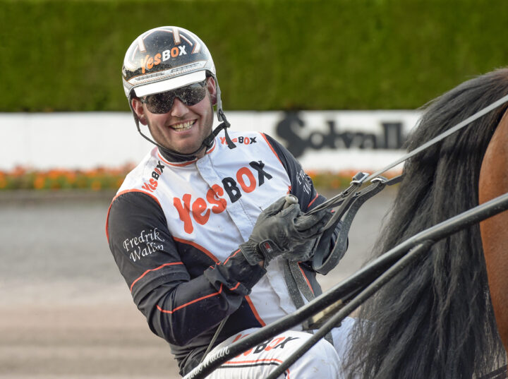 Fredrik Wallin glad i sulky.jpg