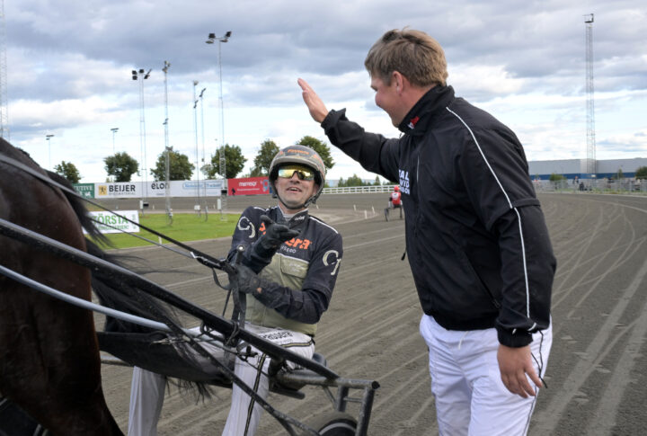Carl Johan Jepson och David Persson High Five.jpg