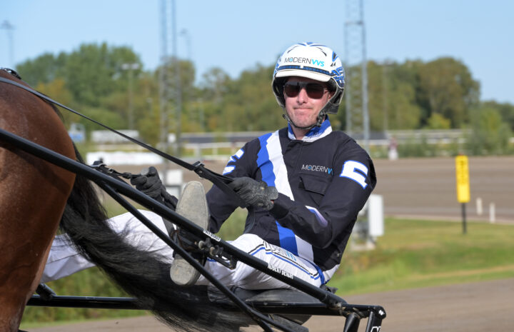 Christoffer Eriksson i sulky.jpg