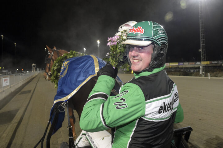 Jörgen Westholm glad bakom Belina.jpg