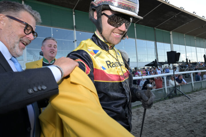 Mats E Djuse får derbykavajen.jpg