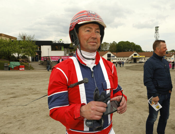 Eirik Höitomt på stallbacken.jpg