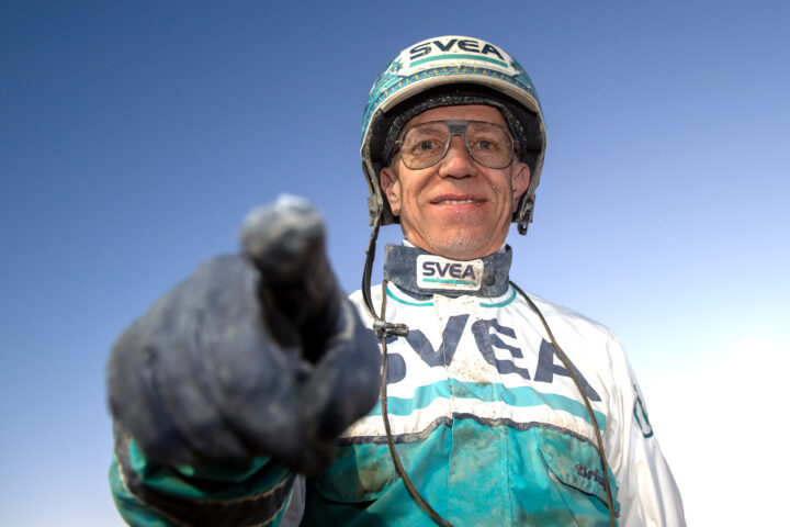 Örjan Kihlström pekar.jpg