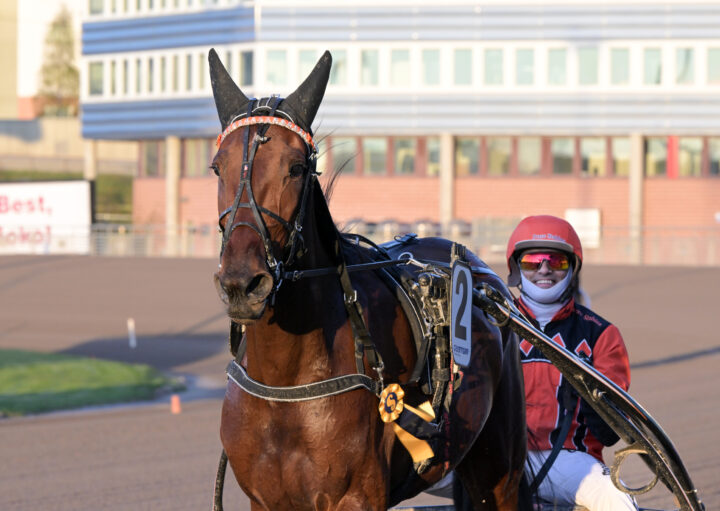 Pure Athena segerdefilerar.jpg