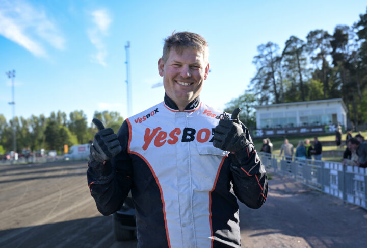 Fredrik Wallin tummarna upp efter segern.jpg