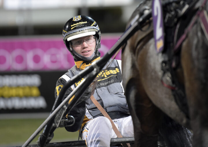 Jonathan Bardun i sulky.jpg