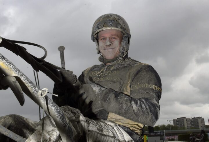 Olle Alsén segerdefilerar bakom M.T.Insider.jpg