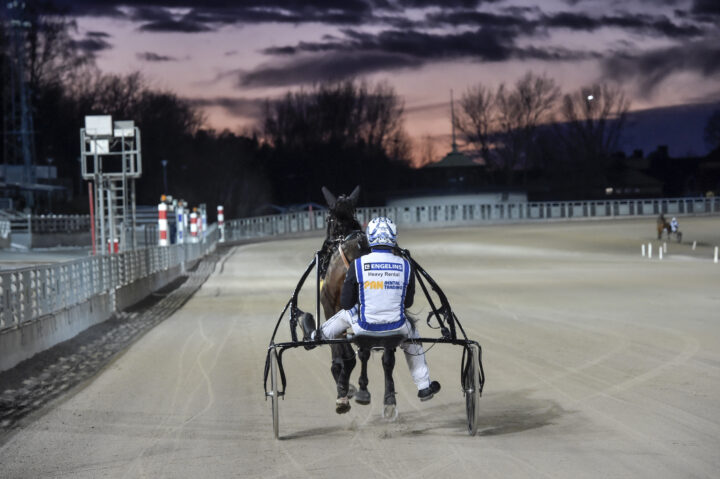 Magnus A Djuse segerdefilerar.jpg