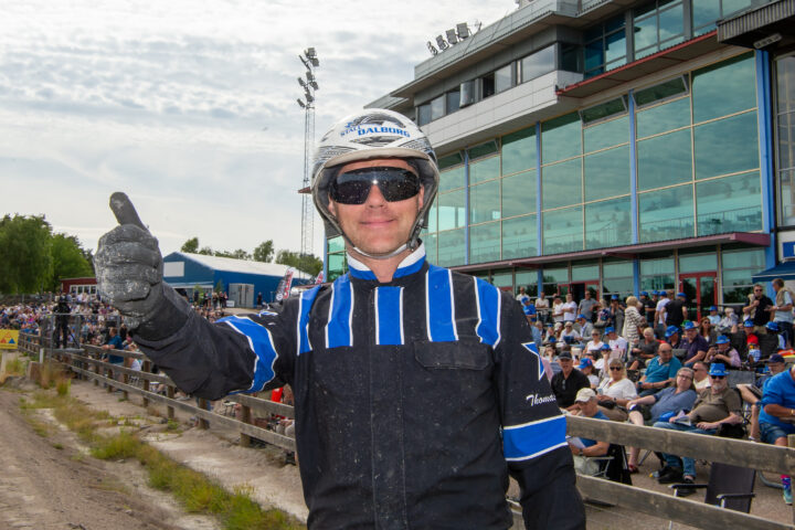 Thomas dalborg gör tummen upp.jpg