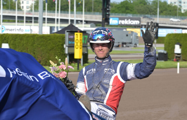 Anders Eriksson vinkar bakom Tyson Renegade.jpg