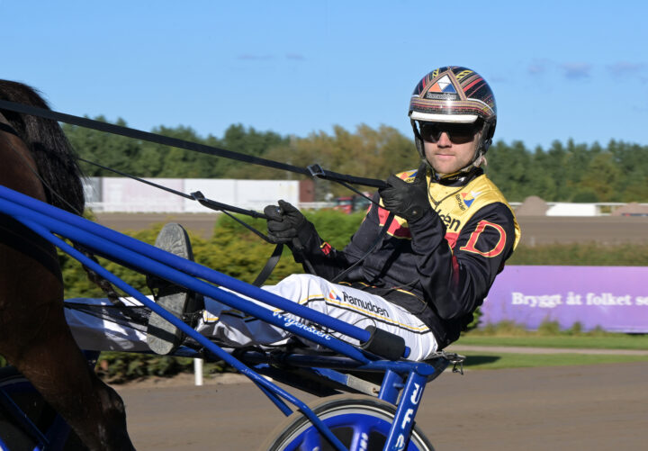 Mats E Djuse i sulky 2.jpg