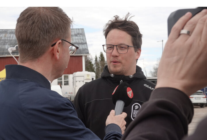 Oscar Berglund intervjuas för TV4.jpg