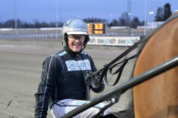 Robert Bergh glad efter V85-segern.jpg