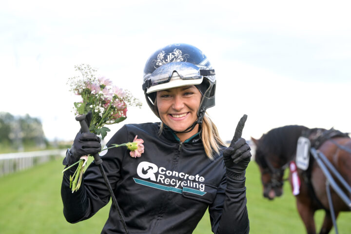 Jennifer Persson med blommor.jpg