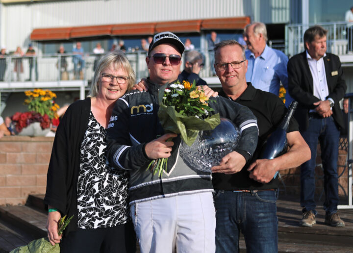 Mattias Djuse med mamma o pappa.jpg