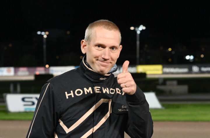 Eric martinsson tummen upp efter V86-segern.jpg