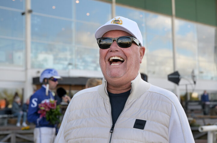 Roger Walmann glad efter segern med Dixon Face.jpg