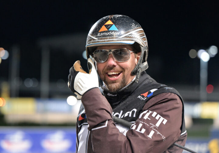Daniel Redén glad efter segern.jpg